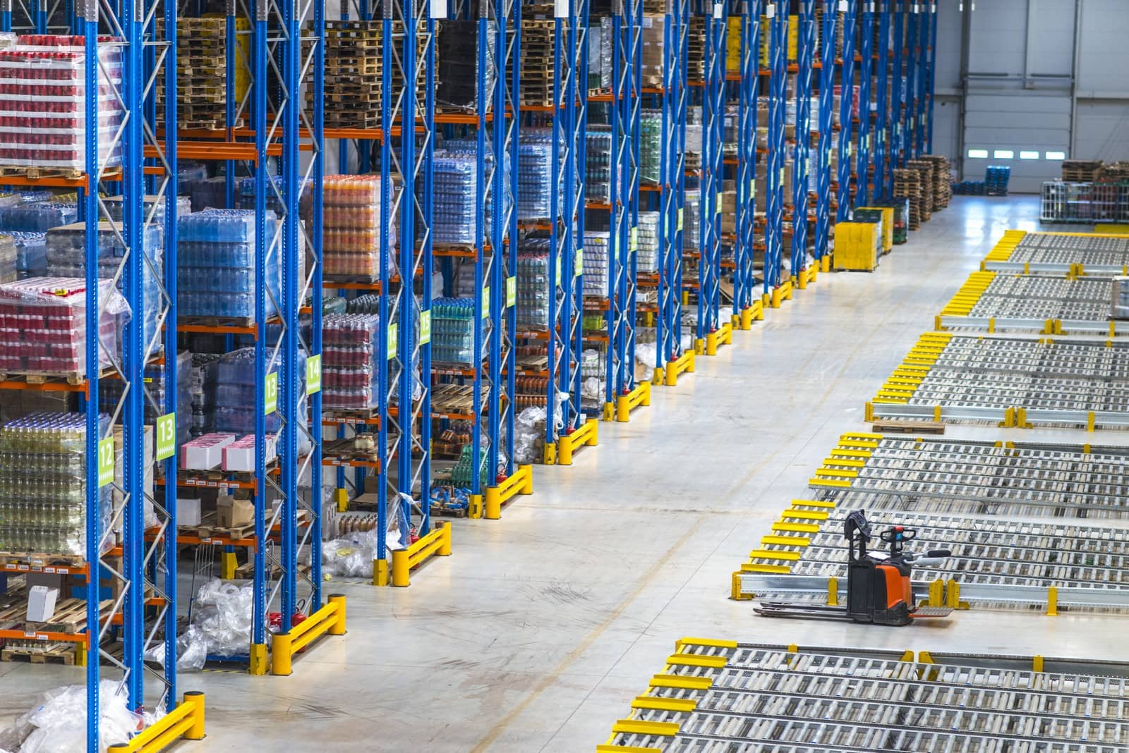 distribution-warehouse-building-interior-large-storage-area-with-goods-shelf(1)
